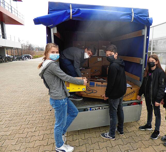 Die Schüler (von links) Mia Heigle, Alex Sacaleanu, Mathis Dilpert und Annalena Bastian helfen beim Beladen der vollen Kisten. Diese ...