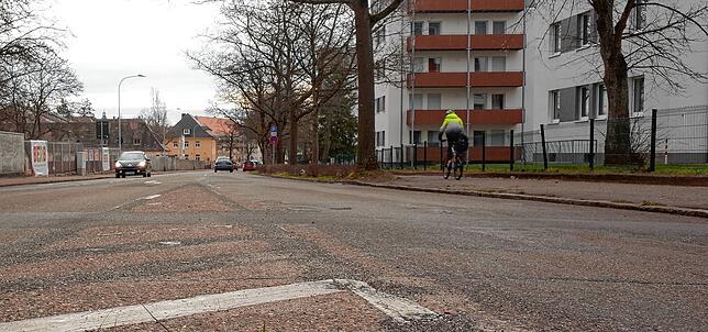 Ein Radfahrer nutzt den Gehweg. Das halten die Gemeinderäte als zu gefährlich für die Fußgänger.