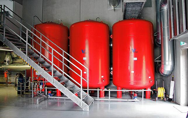In diesen roten Tanks werden Druckschwankungen im Nahwärmenetz über eine Membran ausgeglichen.