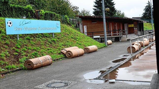 Die Sanierung des Uwe-Wassmer-Kunstrasenplatzes in Wehr ist in vollem Gange.