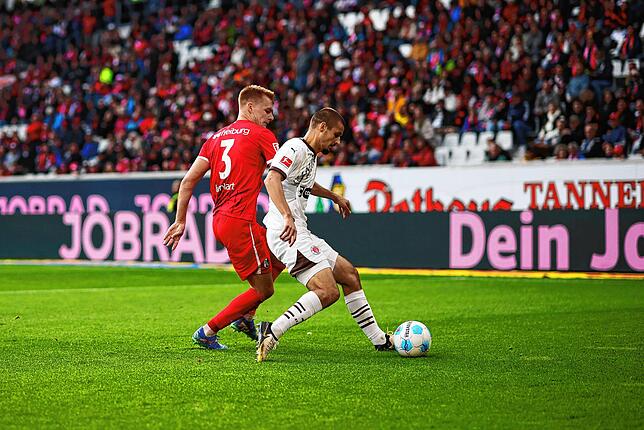 Freiburgs Philipp Lienhart im Duell mit St. Paulis Adam Dzwigala.