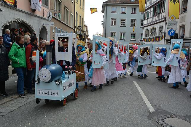 Die Trachten zuckelten in ihrem eigenen Kurbähnle durch die Straßen. Bild: Sylvia Floetemeyer