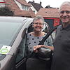 Susanne und Hans-Werner Busch aus Lauchringen arbeiteten beide 45 Jahre lang in der Schweiz. Vorne am Auto Fahrzeug das bei Grenzgängern ...