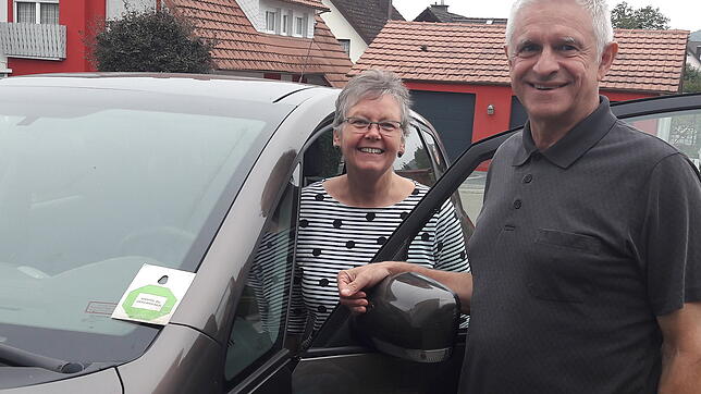 Susanne und Hans-Werner Busch aus Lauchringen arbeiteten beide 45 Jahre lang in der Schweiz. Vorne am Auto Fahrzeug das bei Grenzgängern ...