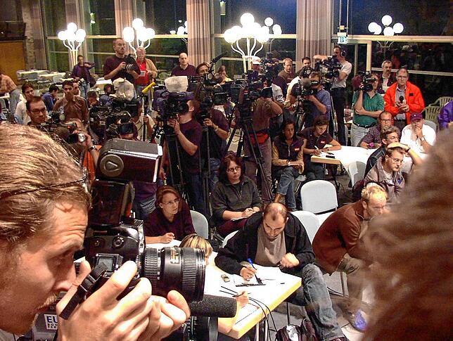 Um 4.30 Uhr des 2. Juli 2002 fand im Kursaal in Überlingen die erste Pressekonferenz statt.