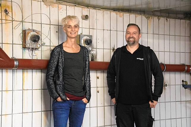 Tanja Adamski, Leiterin des Milchwerks, und Steeven Steininger, Technischer Leiter, im Keller des Veranstaltungshauses. Die Rohre an den ...