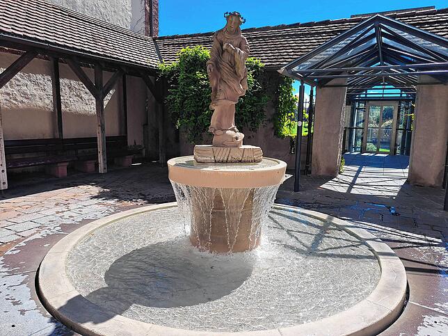 Engen ist die Stadt der Brunnen. Stellvertretend ist hier der Marienbrunnen an der Stadtkirche zu sehen.