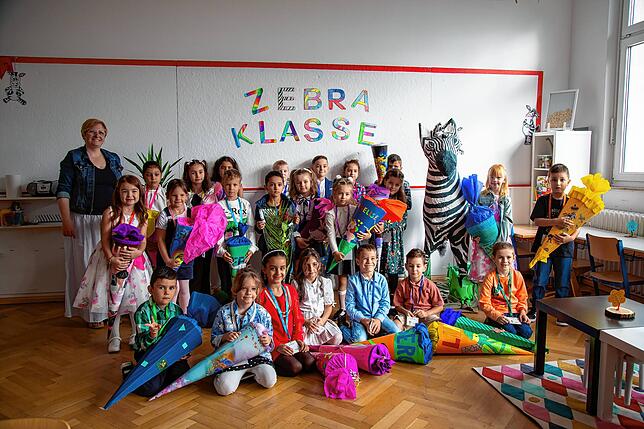 Die 1a Zebraklasse der Waldeck-Schule Singen mit ihrer Klassenlehrerin Linda Ruetz bei ihrer Einschulungsfeier.