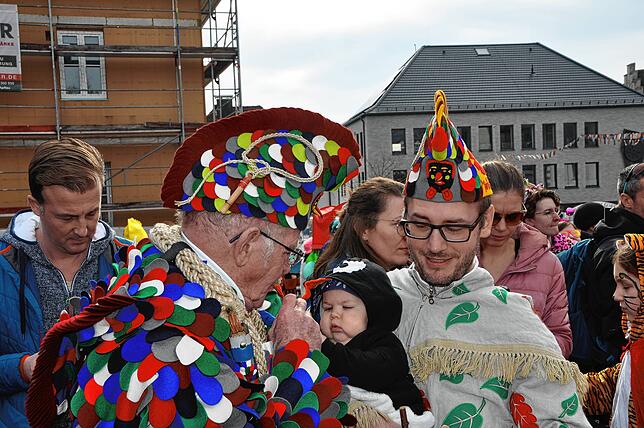 Bild 35: Beste Einblicke zum Narrenbaumsetzen in Markdorf – so feiert die Stadt!