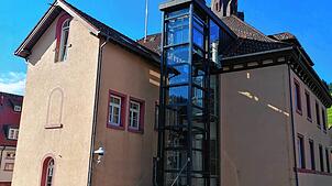 Für den Aufzug am Vöhrenbacher Rathaus wurde extra ein verglaster Steg angebaut. Foto: Christine Breithut