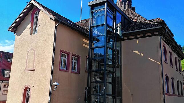 Für den Aufzug am Vöhrenbacher Rathaus wurde extra ein verglaster Steg angebaut. Foto: Christine Breithut