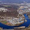 Blick auf den Rhein und die Waldshuter Schmittenau (im Vordergrund). Über die Rheinbrücke kommen täglich Einkaufs- und Tagestouristen ...