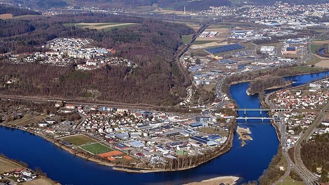Blick auf den Rhein und die Waldshuter Schmittenau (im Vordergrund). Über die Rheinbrücke kommen täglich Einkaufs- und Tagestouristen ...