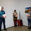 Sie halten das neue Programm der Volkshochschule Baar in den Händen (von links): Leiter Jens Awe, Christiane Harms-Höfler und Sandra ...
