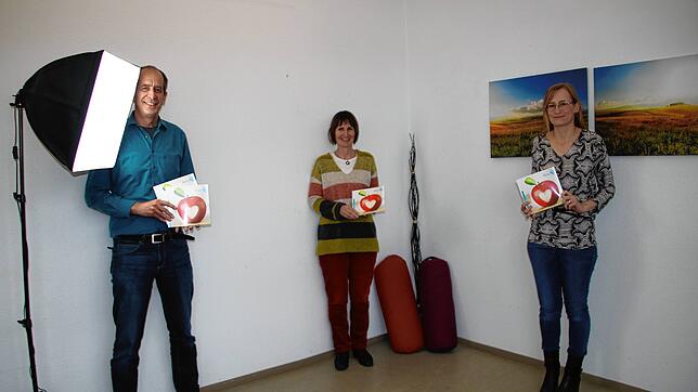 Sie halten das neue Programm der Volkshochschule Baar in den Händen (von links): Leiter Jens Awe, Christiane Harms-Höfler und Sandra ...