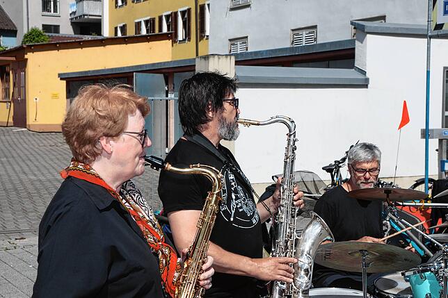 Bild 9: Konstanz: Auf zum Deutsch-Schweizer Flohmarkt! Diese Besucher und Verkäufer sind dabei