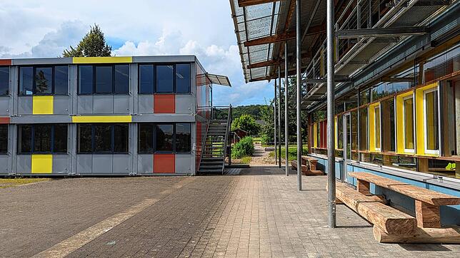 An der Eigeltinger Schule wird sich bald einiges verändern: Die Container (links) werden im Zuge der Arbeiten abgebaut, denn hier soll ...
