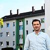 Martin Löhle, Regionalleiter Bodensee bei Vonovia, vor einem der Gebäude des Unternehmens im Malvenweg in der Singener Südstadt.