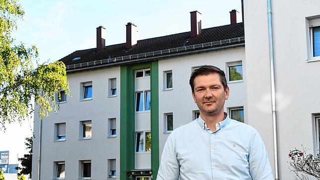 Martin Löhle, Regionalleiter Bodensee bei Vonovia, vor einem der Gebäude des Unternehmens im Malvenweg in der Singener Südstadt.