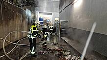 Die Feuerwehr bekommt am Donnerstagabend den Brand im Lagerraum des Lebensmittel-Discounters Norma schnell in den Griff.