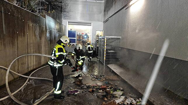 Die Feuerwehr bekommt am Donnerstagabend den Brand im Lagerraum des Lebensmittel-Discounters Norma schnell in den Griff.