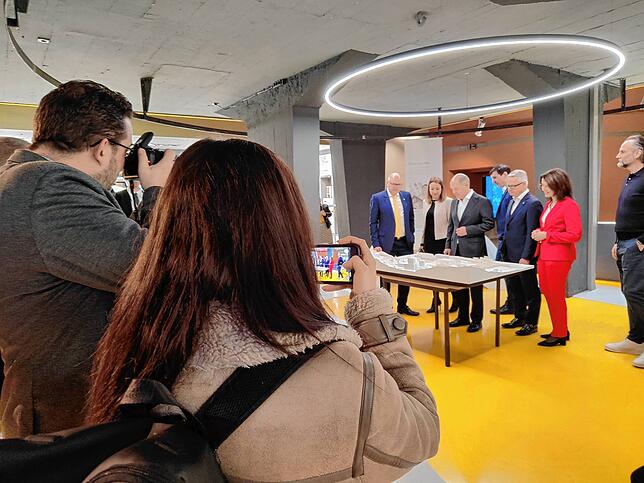 Kanzler Olaf Scholz in der Produktionshalle und vor dem Innovationencampus.