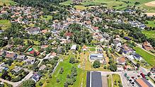 Ühlingen aus der Luft: Rechts unten der vordere Teil des Gewerbegebiets und die Hauptstraße. Aufnahme im Jahr 2023 anlässlich der ...