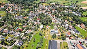 Ühlingen aus der Luft: Rechts unten der vordere Teil des Gewerbegebiets und die Hauptstraße. Aufnahme im Jahr 2023 anlässlich der ...