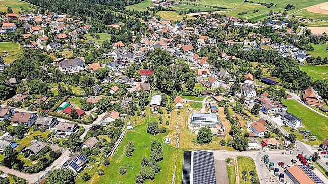 Ühlingen aus der Luft: Rechts unten der vordere Teil des Gewerbegebiets und die Hauptstraße. Aufnahme im Jahr 2023 anlässlich der ...