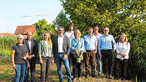Die ehrenamtliche Biberbeauftragte Lucia Fuchs, Ortsvorsteher Andreas Bernhart, Saskia Frank (MdL, Grüne), Staatssekretär Andre Baumann, ...
