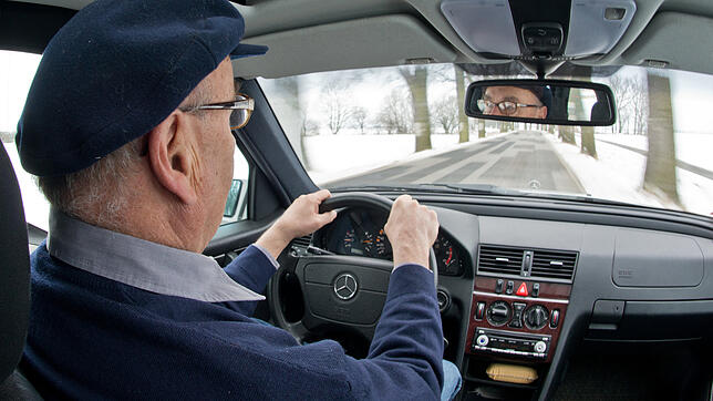 Symbolbild: Ein 80-Jähriger musste sich vor dem Amtsgericht in Villingen verantworten. Er hat ein anderes Auto gerammt, ohne es zu bemerken.