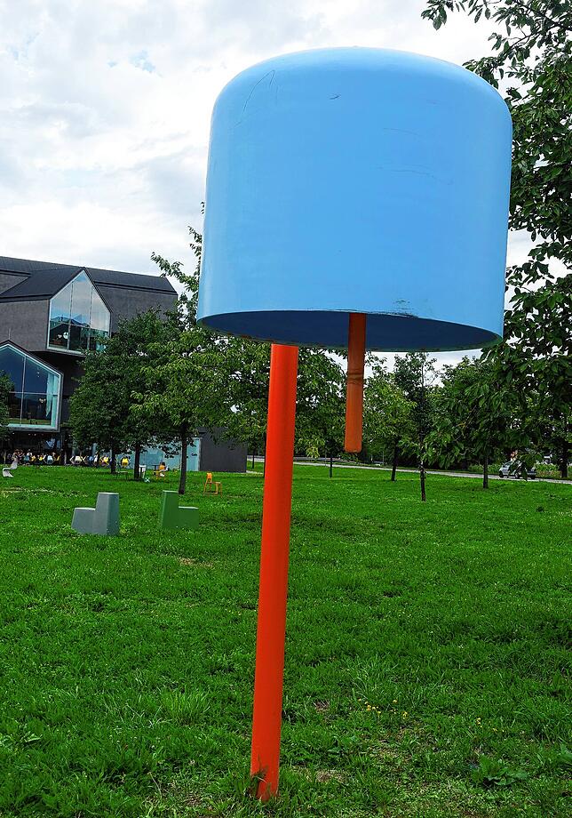 Bonbonfarbene Glocke vor dem Vitra Haus in Weil am Rhein.
