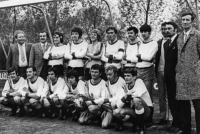 Die Meister-Elf des SV 08 Laufenburg von 1971: (hinten, von links) Präsident Walter Grimm, 2. Vorsitzender Hans Hebenstreit, Paul Georg ...