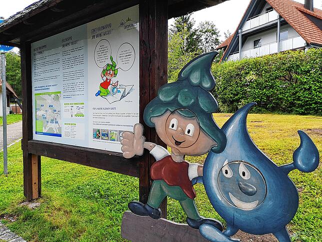 Am Startpunkt des Unterkirnacher Wasserweges empfangen Tanni und Quelline die Wanderer. Sie begleiten die Besucher entlang des Weges und ...