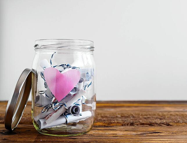 Liebe Botschaften in einem hübschen Glas verstaut – darüber freut sich die Mama bestimmt.