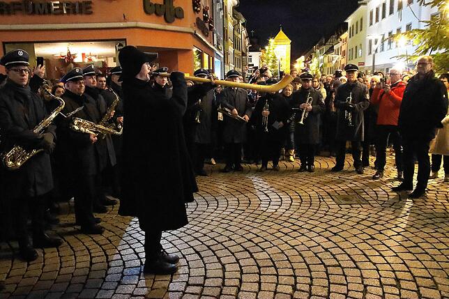Beim Klang des Herterhorns lauscht das Publikum andächtig in der Villinger Fußgängerzone (Archivbild 2023).