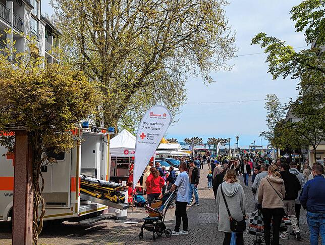In der Innenstadt gab es am Verkaufssonntag viel zu sehen und zu erkunden, wie hier am Stand des Deutschen Roten Kreuzes.