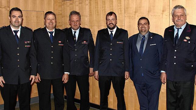 Beförderungen bei der Versammlung der Gesamtfeuerwehr Weilheim (von links): Feuerwehrkommandant Florian Pfeiffer, Jürgen Gamp, Alfred ...