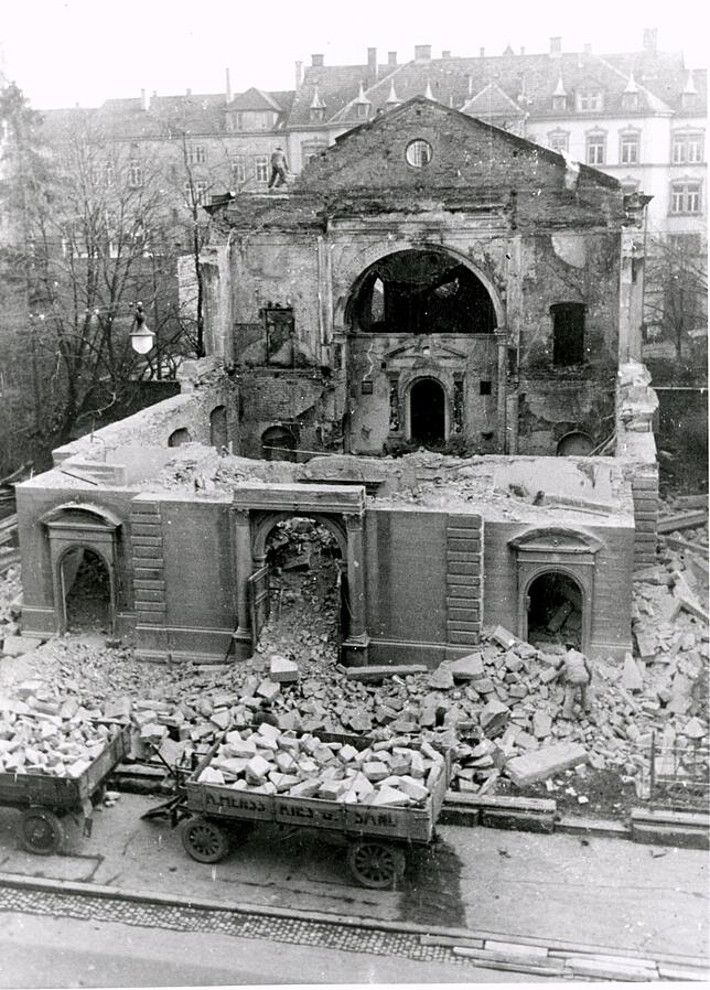 Die Ruine der 1938 gesprengten Synagoge in Konstanz, aufgenommen kurz nach dem Pogrom. Ein Bauunternehmer fährt die Trümmer weg.