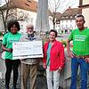 Winfried Ays (Zweiter von links) übergab eine Spende an Elizabeth Kanitz (links), Claudia Jacobasch und Bernd Mutscheller.