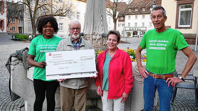 Winfried Ays (Zweiter von links) übergab eine Spende an Elizabeth Kanitz (links), Claudia Jacobasch und Bernd Mutscheller.