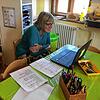 Kita-Leiterin Christa Rummel während der österlichen Videokonferenz mit den Kindern.