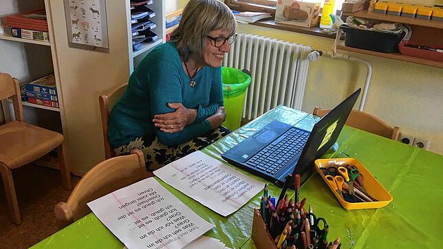 Kita-Leiterin Christa Rummel während der österlichen Videokonferenz mit den Kindern.