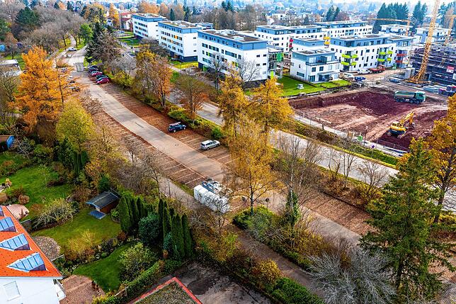 Auf dem ehemaligen Krankenhausparkplatz (links) sollen 85 Wohneinheiten entstehen. Rechts ist der Friedrichspark zu sehen.