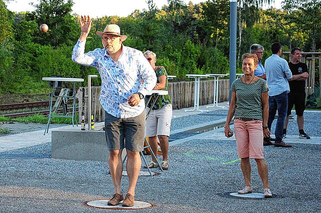 Olav Kromrey, Vorsitzender des Stahringer Turn- und Sportvereins (TSV), nutzte die Gelegenheit für ein gemeinsames Boule-Spiel mit ...