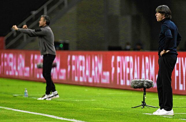 Bundestrainer Joachim Löw (r) beobachtet das Spiel aus der Seitenlinie.