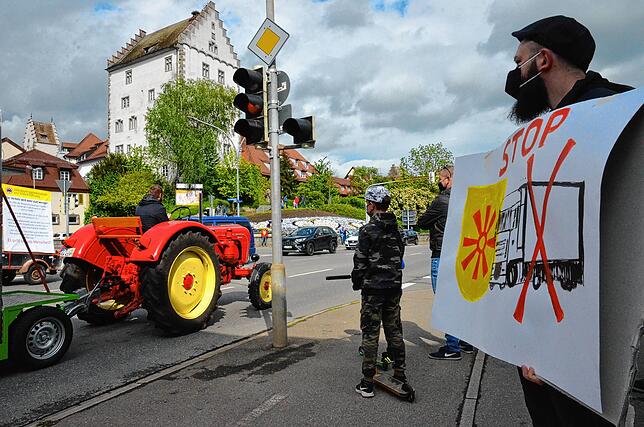 Mit Maske und Abstand wird für die Südumfahrung demonstriert.