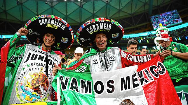 Mexikanische Fans unterstützen ihre Mannschaft bei der Weltmeisterschaft in Katar.