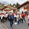 Die Sigmaringer Fans erobern Südtirol! Klara Mahlenbrey führt den Fanclub beim Jubiläums-Umzug in Kastelruth an.