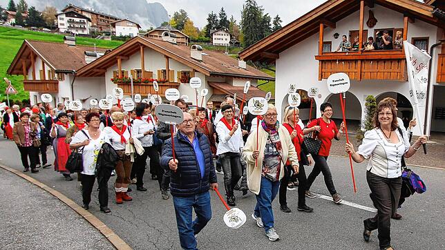 Die Sigmaringer Fans erobern Südtirol! Klara Mahlenbrey führt den Fanclub beim Jubiläums-Umzug in Kastelruth an.
